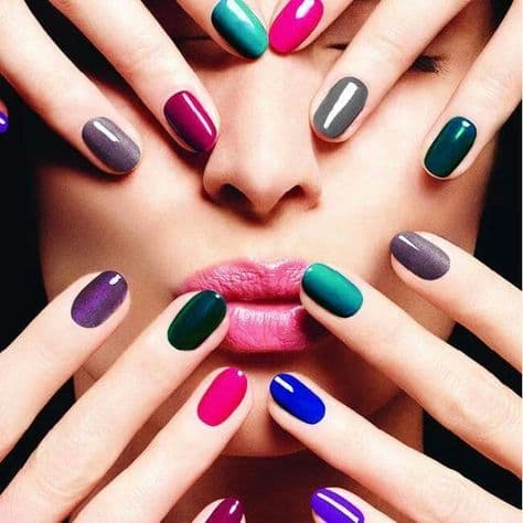 Diseño creativo de uñas multicolor