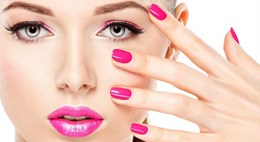 Manicura elegante en rosa brillante