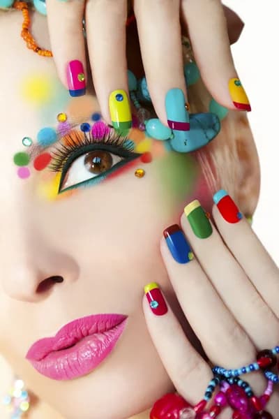 Maquillaje artístico colorido con uñas decoradas