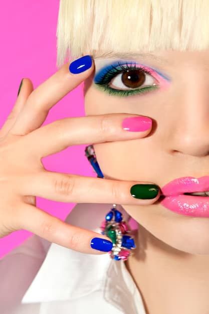 Diseño de uñas multicolor con maquillaje a juego